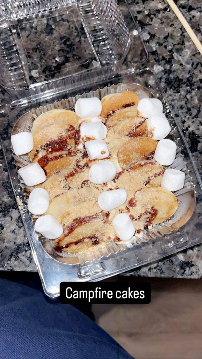 Campfire Cake: mini pancakes with marshmallows and chocolate